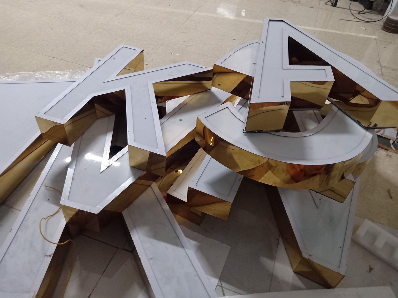 Làm biển quảng cáo bằng inox - bằng đồng tại Hà Nội