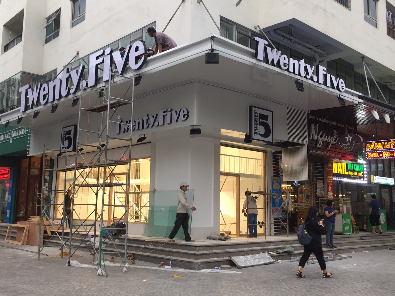 Một số hình ảnh về làm và thi công biển quảng cáo của tân việt